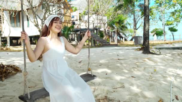 Koh Munnork Adası Rayong Tayland Deniz Sahilinde Tahta Bir Salıncakta — Stok video