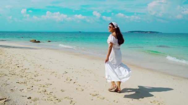 Koh Munnork Adası Rayong Tayland Deniz Sahillerinde Yürüyen Neşeli Kadının — Stok video