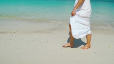 Koh MunNork Adası, Rayong, Tayland sahillerinde yürüyen kadın bacakları.