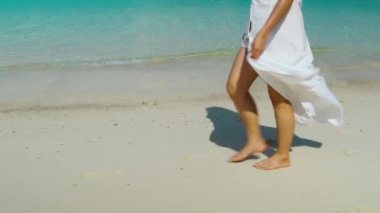 Koh MunNork Adası, Rayong, Tayland sahillerinde yürüyen kadın bacakları.