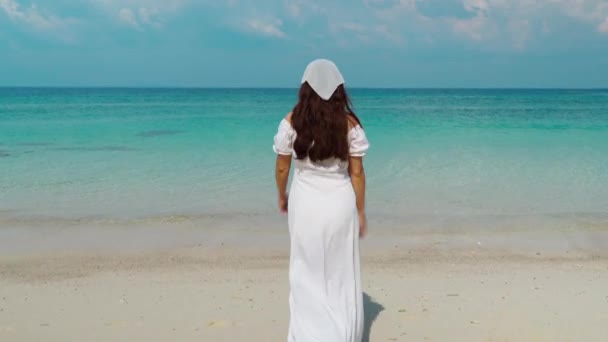 Donna Allegra Camminare Braccio Sollevato Sulla Spiaggia Del Mare Koh — Video Stock