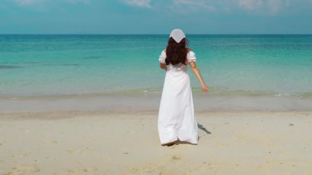 Wesoła Kobieta Spaceru Ramię Podniesione Plaży Morskiej Wyspie Koh Munnork — Wideo stockowe