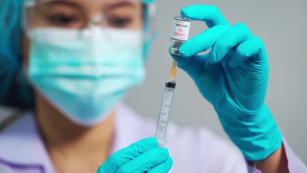 Medico Femmina Che Estrae Flacone Vaccino Coronavirus Covid Nel Medicinale — Video Stock