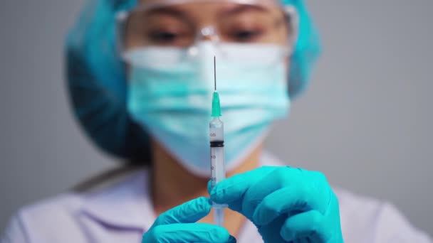 Médico Femenino Que Sostiene Jeringa Con Vacuna Contra Coronavirus Covid — Vídeo de stock