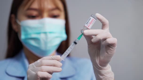 Medic Sex Feminin Care Desenează Flaconul Vaccin Coronavirus Covid Seringă — Videoclip de stoc