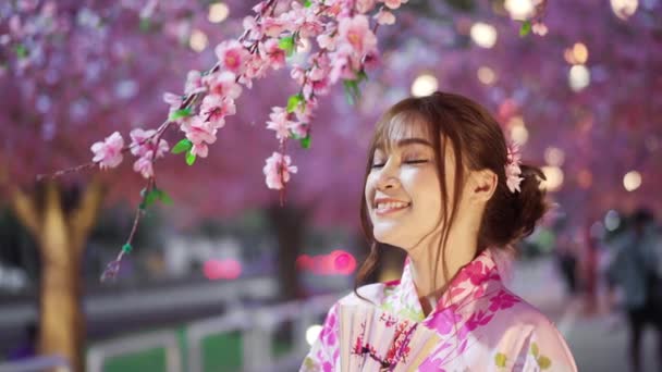 Mujer Yukata Vestido Kimono Buscando Flor Sakura Flor Cerezo Floreciendo — Vídeos de Stock