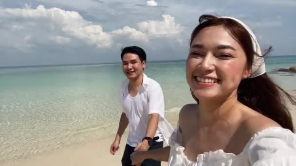 Para Robiąca Selfie Biegająca Plaży Morskiej — Wideo stockowe