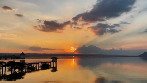 Prachtige Zonsondergang Rivier Bij Lum Chae Dam Khonburi Nakhon Ratchasima — Stockvideo