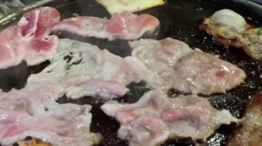 Restoranda Kore usulü domuz ızgara var.