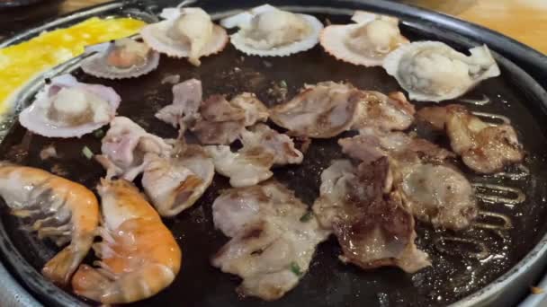 Koreanisches Grillbuffet Restaurant Schweinefleisch Und Meeresfrüchte — Stockvideo