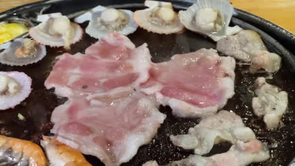 Koreanisches Grillbuffet Restaurant Schweinefleisch Und Meeresfrüchte — Stockvideo