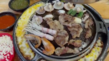 Restoranda Kore usulü ızgara büfesi, domuz eti ve deniz ürünleri.