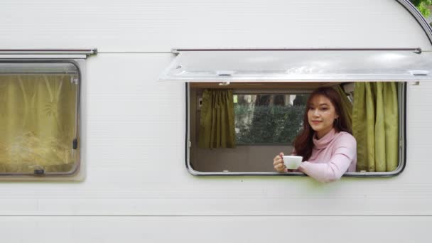 Счастливая Молодая Женщина Пьет Кофе Окна Трейлера Фургона — стоковое видео