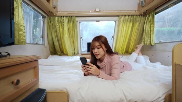 Ung Kvinna Som Använder Smartphone Sängen Husbil Husbil Van — Stockvideo