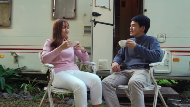 Szczęśliwa Młoda Para Pijąca Kawę Przed Kamperem Van — Wideo stockowe