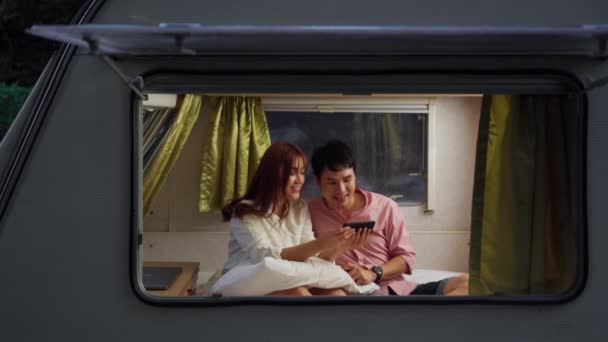 Pasangan Muda Menggunakan Smartphone Tempat Tidur Dari Mobil Van Malam — Stok Video