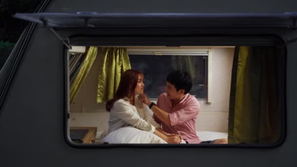 キャンパーRvバンのモーターホームのベッドで恋に落ちる若いカップル — ストック動画