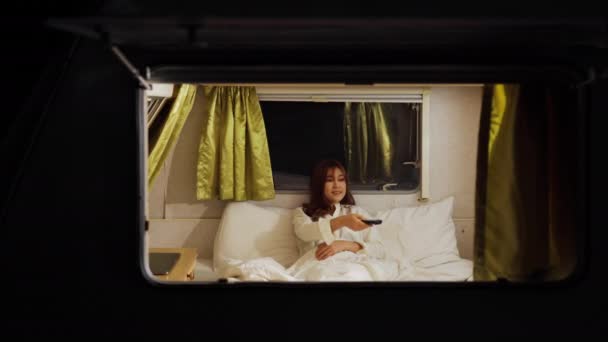 Genç Bir Kadın Uzaktan Kumanda Kullanıyor Geceleri Karavanın Karavanında Televizyon — Stok video