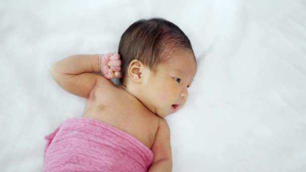 Bebé Recién Nacido Acostado Una Cama — Vídeos de Stock