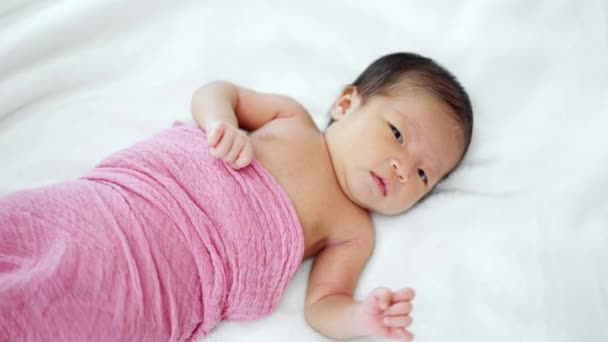 Bebé Recién Nacido Acostado Una Cama — Vídeo de stock