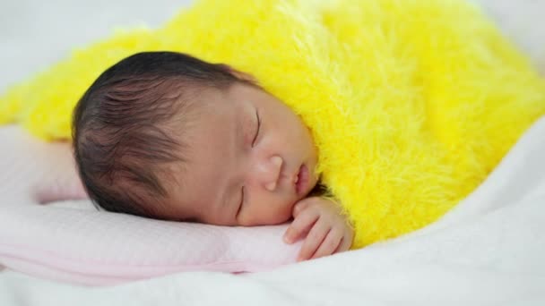 Bebé Recién Nacido Durmiendo Manta Piel Amarilla Una Cama — Vídeos de Stock