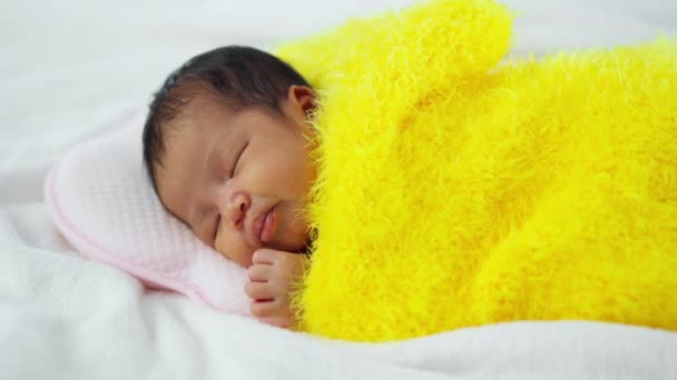 Bebé Recién Nacido Durmiendo Manta Piel Amarilla Una Cama — Vídeos de Stock