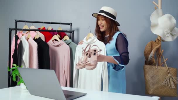 Młoda Kobieta Sprzedająca Ubrania Akcesoria Online Pomocą Laptopa Streaming Żywo — Wideo stockowe