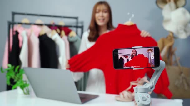 Młoda Kobieta Sprzedająca Ubrania Online Pomocą Smartfona Streaming Żywo Biznes — Wideo stockowe