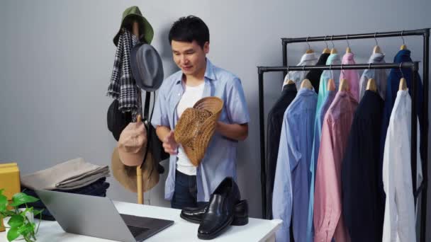 Jovem Homem Vendendo Chapéu Roupas Line Por Smartphone Vivo Loptop — Vídeo de Stock