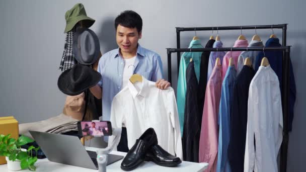 Νεαρός Άνδρας Που Πωλούν Ρούχα Και Καπέλο Απευθείας Σύνδεση Από — Αρχείο Βίντεο