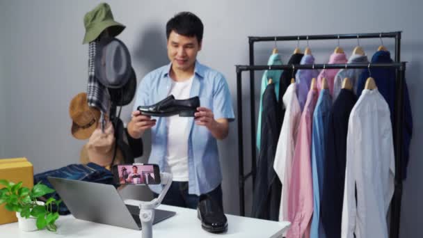 年轻人通过智能手机在线销售鞋子和衣服 在线流媒体 在线商务在家里 — 图库视频影像
