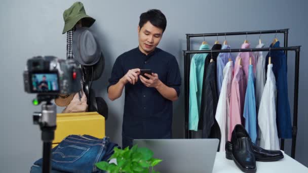 Genç Adam Akıllı Telefon Kamera Kullanarak Internet Üzerinden Kıyafet Aksesuar Stok Video