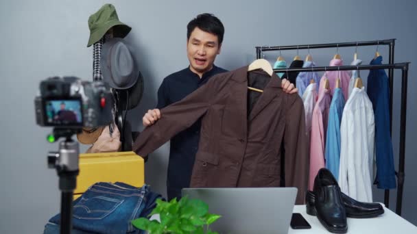 Jovem Homem Vendendo Roupas Acessórios Line Por Câmera Transmissão Vivo — Vídeo de Stock