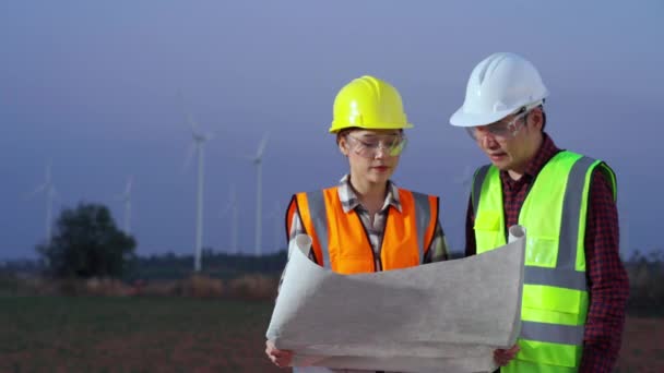 Equipe Jovem Engenheiro Analisar Desenho Planta Parque Turbinas Eólicas — Vídeo de Stock