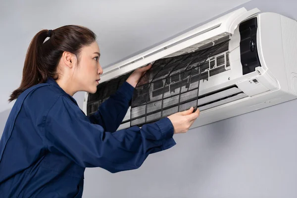 Vrouwelijke Technicus Service Het Verwijderen Van Luchtfilter Van Airconditioner Voor — Stockfoto