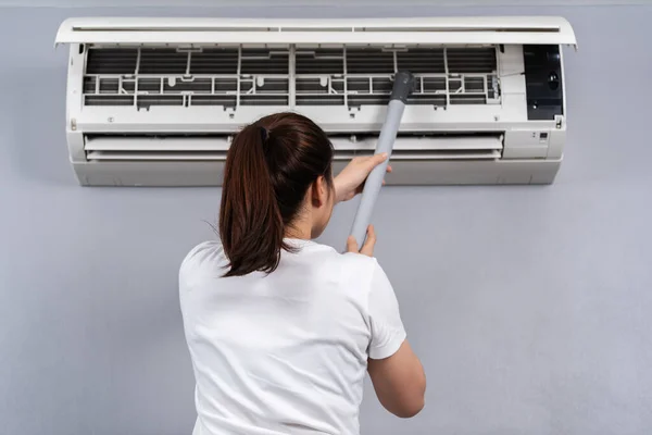 Young Woman Using Vacuum Cleaner Cleaning Air Conditioner Home — Stock Photo, Image