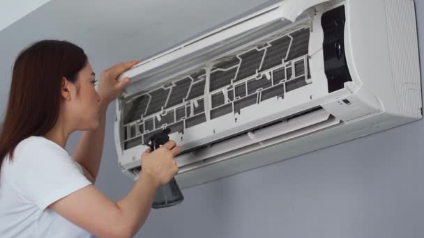 Junge Frau Putzt Hause Die Klimaanlage — Stockvideo