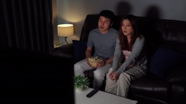 Shocked Young Couple Watching Horror Movie Sofa Night — Stock Video