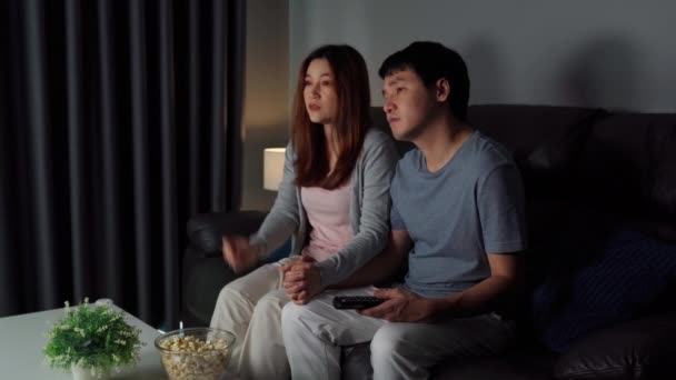 哭泣的年轻夫妇在沙发上看浪漫的电影 — 图库视频影像