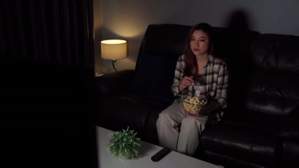 Chocado Jovem Assistindo Filme Sofá Noite — Vídeo de Stock