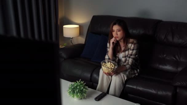 Triste Jeune Femme Regardant Télévision Pleurant Sur Canapé Nuit — Video