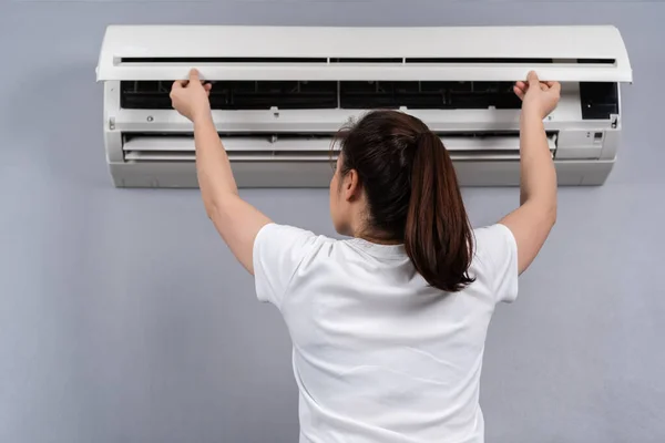 Jonge Vrouw Open Airconditioner Indoor Thuis — Stockfoto