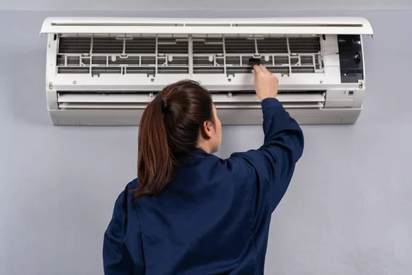 Technician Service Using Brush Cleaning Air Conditioner Indoors — Stock Photo, Image
