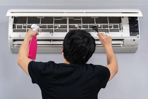 Jongeman Die Airconditioner Thuis Schoonmaakt — Stockfoto