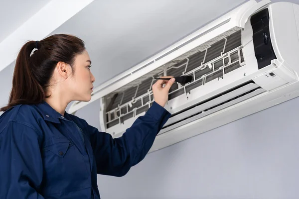 利用刷子清洁室内冷气机的技术员服务 — 图库照片