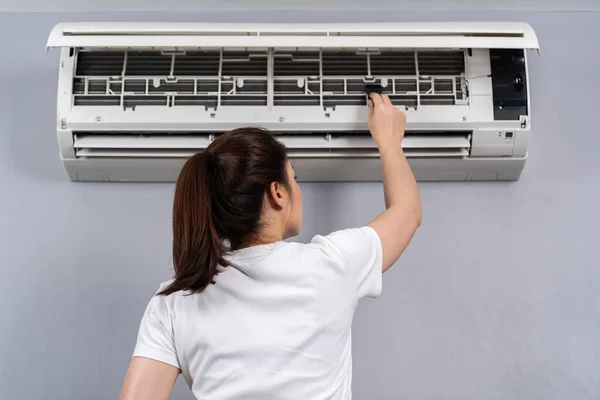 Young Woman Using Brush Cleaning Air Conditioner Indoors Hone — Stock Photo, Image