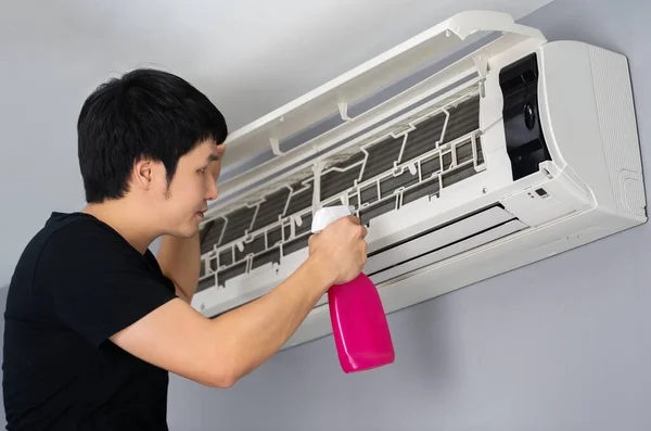 Jongeman Die Airconditioner Thuis Schoonmaakt — Stockfoto