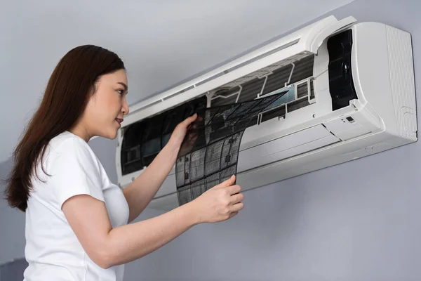 Young Woman Removing Air Filter Air Conditioner Cleaning Home — Stock Photo, Image