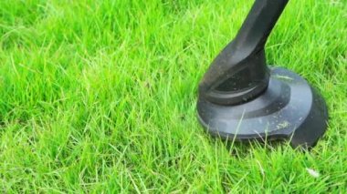 Çim biçme makinesi kullanan işçilerin yavaş çekimde evde çim biçmeleri.