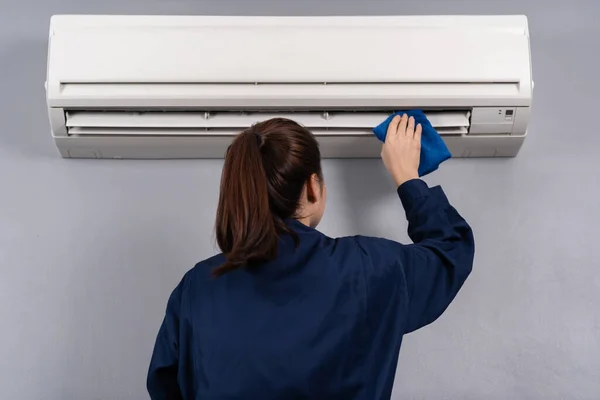 女技术员用布清洗空调机 — 图库照片